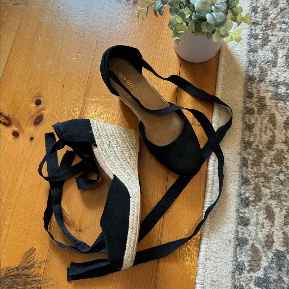 Old Navy Black Ballerina Closed Toed Wedges